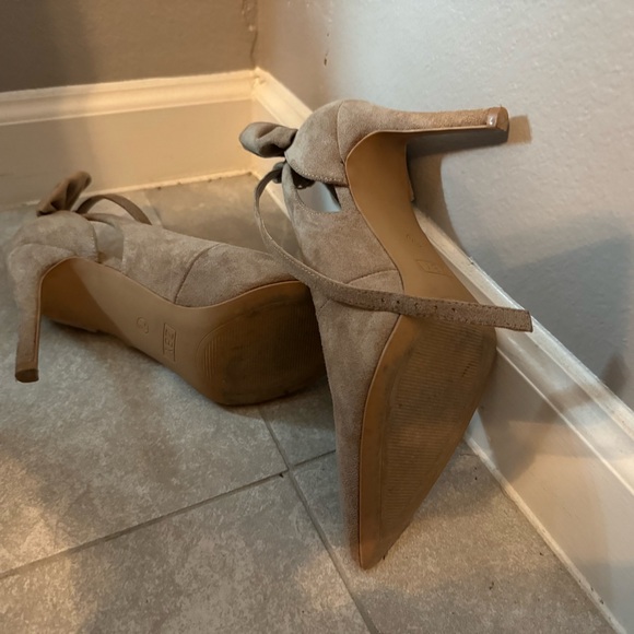 Elegant Tan Bow Heels - Picture 4 of 5